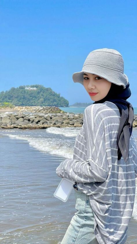 Pose Foto Di Pantai Hijab, Beach Outfit Hijab, Ootd Jumpsuit, Foto Ootd, Zoo Outfit, Ootd Poses, Hijabi Outfits Casual, Ootd Hijab, Fashion Couple