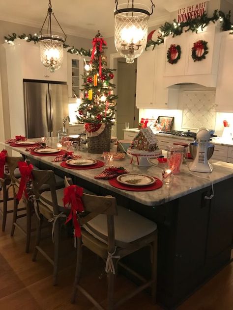 50 Creative Kitchen Decorating Ideas for Christmas New York Noel, Christmas Dreaming, Cozy Christmas Decor, Christmas Decor Inspiration, Christmas Kitchen Decor, Christmas Room Decor, Cosy Christmas, Christmas Inspo, Christmas Feeling