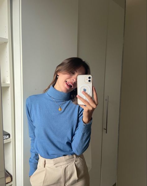 Blue Turtleneck Sweater Outfit, Light Blue Turtleneck Outfit, Blue Turtle Neck Outfit, Beige Turtleneck Outfit, Blue Turtleneck Outfit, Turtleneck Outfit Winter, College Lookbook, Blue Top Outfit, Beige Pants Outfit