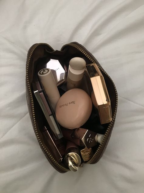 Stile Casual Chic, Chocolate Girls, Visual Board, Trendy Makeup, Makeup Obsession, Foto Ideas Instagram, Brown Aesthetic, Essential Bag, Makeup Essentials