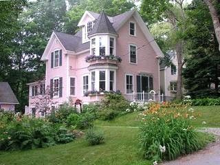 pink house in Camden, Maine Pink House Aesthetic Exterior, Victorian Homes Pink, Cottage Victorian House, Pink House Ideas, Pink Vintage House, Cute Victorian House, Victorian House Aesthetic, Vintage Pink House, Cute Pink House