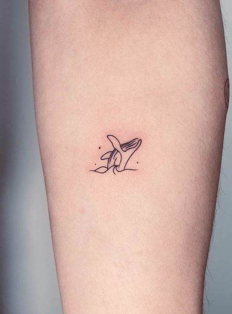 Simplistic Whale Tattoo, Whale Tattoos Minimalist, Small Tattoos Whale, Wave Whale Tattoo, Single Line Ocean Tattoo, Small Alaska Tattoo, Fine Line Humpback Whale Tattoo, Ocean Animal Tattoos For Women, Butterfly Fish Tattoo