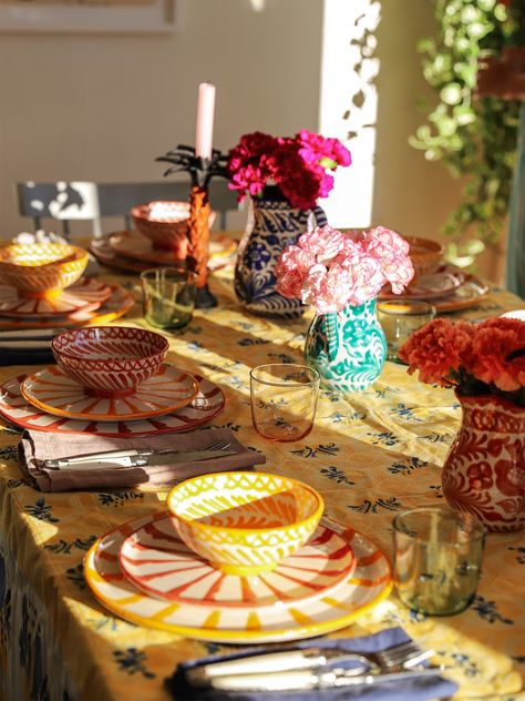 These Two Spanish Expats Have the Chill Dinner Party Figured Out Tapas Table Setting, Paella Party Decorations Table Settings, Spanish Themed Dinner Party, Spanish Party Decorations, Summer Tapas, Spanish Tapas Party, Spanish Themed Party, Paella Party, Spanish Dinner