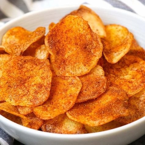 Crispy Air Fryer Potato Chips without Oil {+ 3 Flavors!} Air Fryer Chips, Chip Seasoning, Air Fryer Potato Chips, Air Fryer Potato, Potato Chip Recipes, Air Fried Food, Air Fryer Oven Recipes, Air Fry Recipes, Crunchy Snack