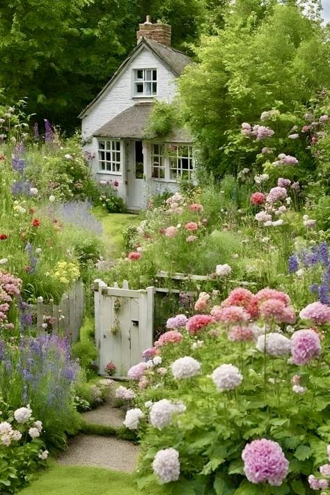 Overgrown Cottage, White Cottage Exterior, Beautiful House Images, Home Design Architecture, Countryside Garden, Cottage Exteriors, Cute Garden, Shabby Chic Garden, English Cottage Garden