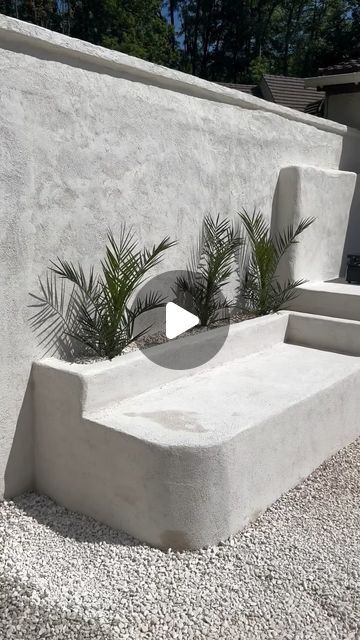 Cement Outdoor Table, Decoration Beton, Diy Beton, Banquette, Pool House, Diy Videos, Garden Furniture, Home Diy, Projects To Try