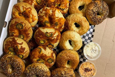 These bagel boxes made near Toronto by a 27-year-old have been selling out in seconds Bagel Box Ideas, Cheddar Bagels, Chia Jam, Jalapeno Cheddar, Breakfast Lovers, Market Ideas, Baking Business, Strawberry Cream Cheese, Honey Butter