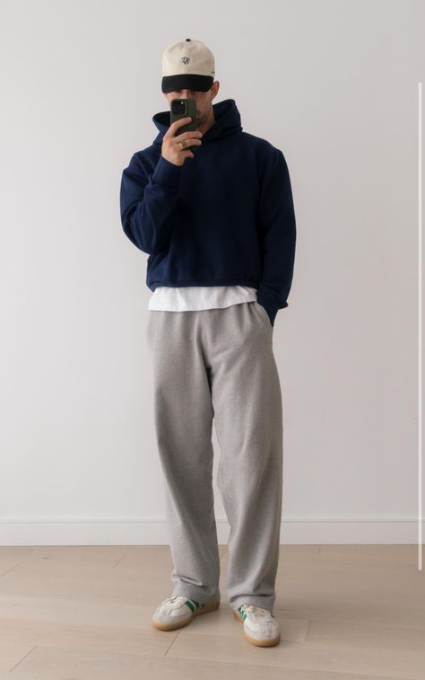 Pullover Men Outfit, Men Hoodie Outfit Ideas, New Yorker Outfits Men, Men Over 30 Fashion, Nyc Outfits Men Street Styles, Crew Neck Men Outfit, Mens Sweatpants Outfit Fashion, Men Style Winter Outfits, Minimalist Street Style Men