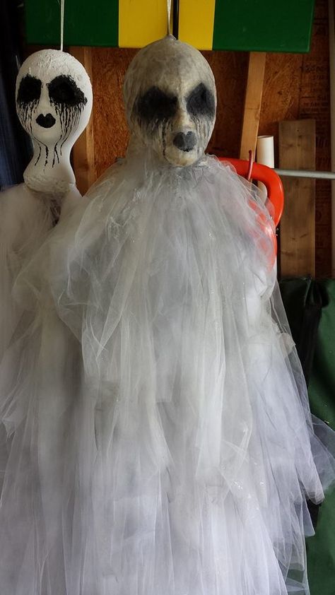 Easy DIY ghost using a styro foam head, a wire hanger and tulle. Halloween Preparation, Paper Bats, Stencils Patterns, Scary Halloween Decorations Outdoor, Carving Stencils, Sugar Skull Halloween, Halloween Ghost Decorations, Halloween Stencils, Ghost Diy