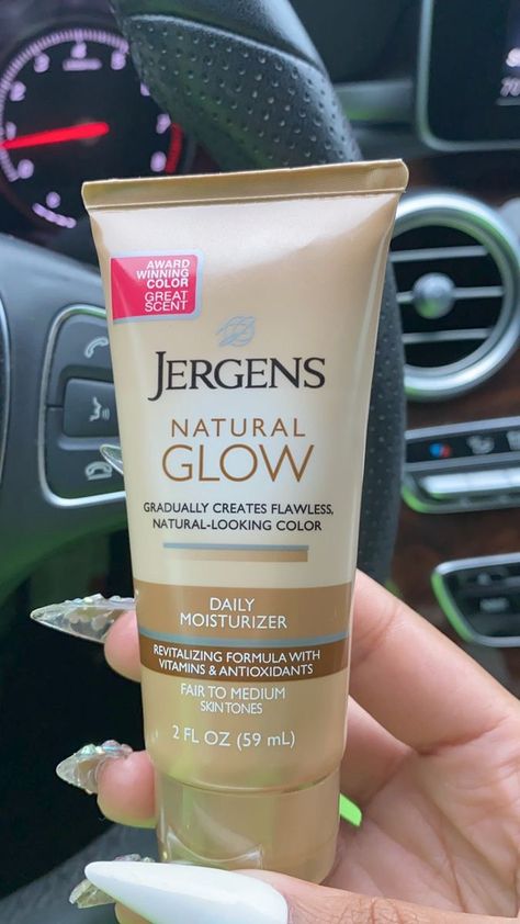 Daily moisturizer glow Hygiene Essentials, Firming Body Lotion, Jergens Natural Glow, Sunless Tanning Lotion, Gucci Perfume, Skin Care Business, Black Skin Care, Skincare Routines, Medium Skin Tone