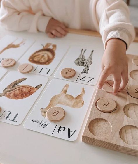 Montessori Aesthetic, Montessori At Home, Montessori Nursery, Phonics For Kids, Happy Thursday Everyone, Baby Montessori, Playbased Learning, Kindergarten Learning Activities, Letter Matching