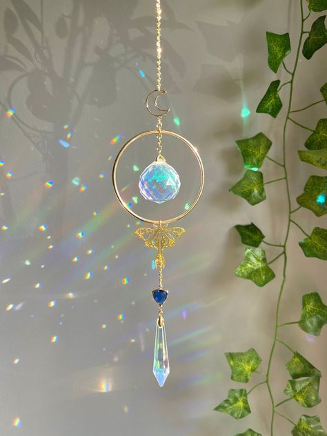 House Decor Witchy, Dream Catcher Crystals, Witch Suncatcher, Crystal Ornaments Diy, Sun Catchers Diy, Suncatchers Crystal, Crystal Ball Decor, Hanging Crystals Diy, Moon Catcher