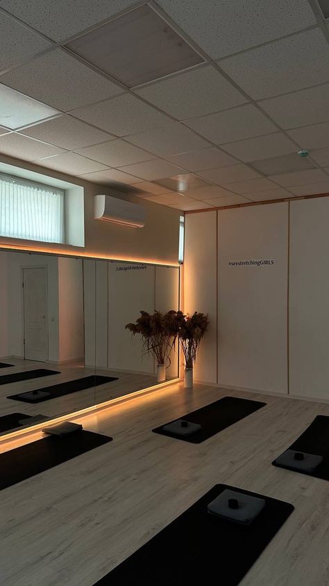 Dream Dance Studio, Spin Studio Aesthetic, Pole Dance Studio Design, Pole Studio Design, At Home Dance Studio, Aesthetic Dance Studio, Dance Studio Design Interiors, Dance Studio Ideas, Pole Dance Aesthetic