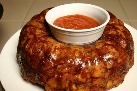 Pepperoni Pizza In Bunt Pan, Bunt Pan Pizza, Pull Apart Pizza Bread Bundt Pans, Bundt Pan Recipes, Make A Pizza, Biscuits Casserole, Biscuit Pizza, Pepperoni Rolls, Future Chef