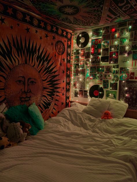 Indie Aesthetic Bedroom, Alt Room, Hippie Bedroom Decor, Vibe Rooms, Grunge Bedroom, Bedroom Retro, Hippy Room, Chill Room, Room Tapestry