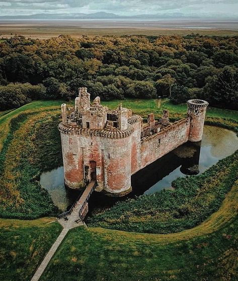 10 Scottish Castles that are straight out of a fairytale. These iconic landmarks in Scotland are a must see!! Some of the best castles in Inverness. Learn some little known facts about Scottish Castles before your trip.#scottishcastles #scottishcastle #castles #castle #scotland Caerlaverock Castle, Castle Fraser, Wallace Monument, Castle Scotland, Eilean Donan, Famous Castles, Castle Aesthetic, Castles In Scotland, Real Estat