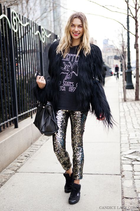 11 cool girl new year's eve outfit ideas - black fur coat, led zeppelin graphic t-shirt, gold sequin pants + black sneakers Jessica Hart, Sequin Leggings, Walking Down The Street, New York Fashion Week Street Style, Chic Winter Outfits, Gold Outfit, Sequin Pants, Model Street Style, Rocker Chic