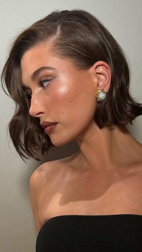 Teddy Bear Blonde, Mekap Mata, Faux Freckles, Smink Inspiration, Short Hair Trends, Chic Hairstyles, Penteado Cabelo Curto, Mode Inspo, Hailey Bieber