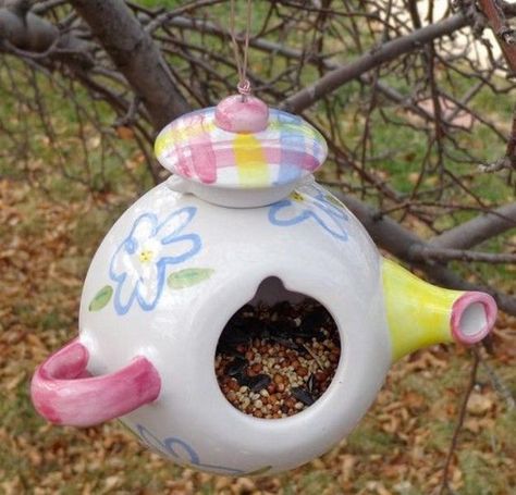 Teapot Birdhouse, Homemade Bird Feeders, Cute Teapot, Diy Bird Feeder, Glass Garden Art, Diy Birds, Birds And Flowers, Glass Garden, Glass Flowers