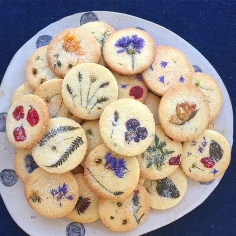 Dandelion Recipes, Biscuit Cookies, Shortbread Cookies, Beautiful Food, Pretty Food, Aesthetic Food, Cooking And Baking, Baking Recipes, Cookies Et Biscuits