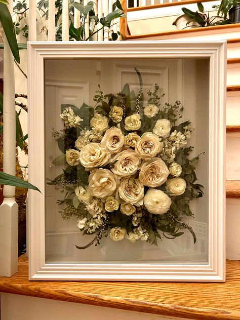 Fake Flower Shadow Box Ideas, Shadow Box Flower Ideas, Preserved Flowers Ideas, Bouquet Shadow Box Diy, Shadow Box Wedding Flowers, Dried Flower Shadow Box Ideas, Shadow Box Wedding Bouquet, Shadow Box Flowers, Preserved Wedding Bouquet