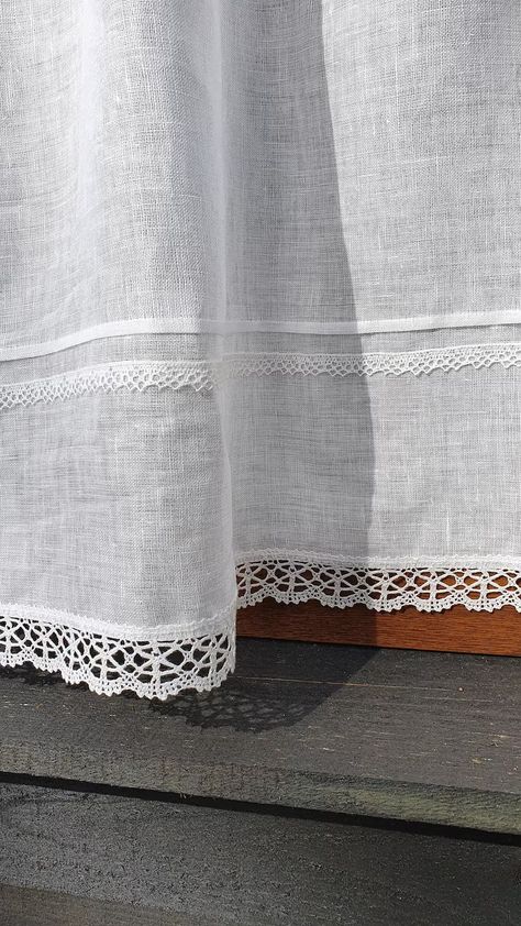 Cortinas Country, White Kitchen Curtains, Country Kitchen Curtains, Rideaux Shabby Chic, Vintage Lace Curtains, French Cottage Style, White Linen Curtains, Cloth Curtains, Kitchen Window Curtains