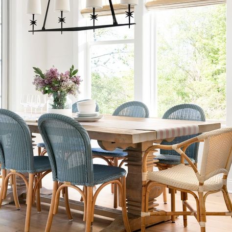 Brooke & Lou on Instagram: “Mix & matching your dining chairs can instantly add personality to your dining space 💙We love pairing a mixture of textures, colors &…” Restoration Hardware Dining Room, Light Wood Dining Table, Dining Tables And Chairs, Dining Room Updates, Traditional Dining Tables, Country Dining, Tables And Chairs, Reclaimed Pine, Cafe Chairs