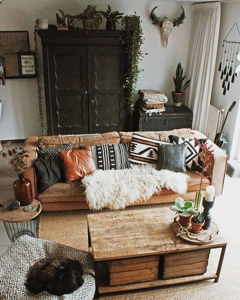 Boho Apartment, Room Styling, Brown Couch, Casa Country, Bohemian Living Room, Retro Home Decor, Boho Living Room, House Goals, A Living Room