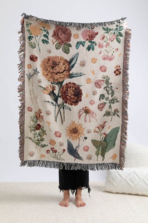 Throw Blanket Floral, Vintage Throw Blanket, 80s House, Vintage Blankets, Floral Throw Blanket, Dream Things, Flower Tapestry, Woven Blankets, Linen Cupboard