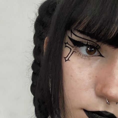 G59 Concert Makeup, Cross Eyeshadow Look, Goth Cross Makeup, Alternative Eyeliner Looks, Cross Makeup Look, Gothic Graphic Eyeliner, Cool Graphic Eyeliner, Nun Makeup Halloween Pretty, Alt Eyeliner For Hooded Eyes