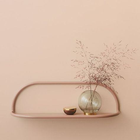 Une étagère rose poudré, AYTM Look Rose, Deco Rose, Room Colors, 인테리어 디자인, Danish Design, Wall Colors, Vases Decor, Color Inspiration, 2 Colours