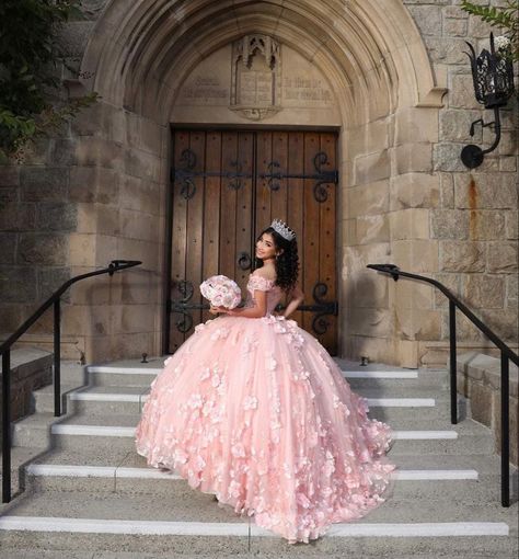 15 Quinceanera Photoshoot, Quince Court Pictures Pink, Quince Photo Ideas Photoshoot, Baby Pink Quinceanera Dresses Mexican, Staircase Photoshoot Quince, Photo Shoot Quinceanera, Quiencenara Photoshoot, Pink Quince Photoshoot, Photo Shoot Ideas Quince