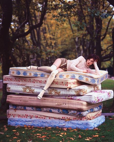 Tim Walker Photography, Mode Editorials, Princess And The Pea, Tim Walker, Photographie Inspo, Milla Jovovich, Foto Art, Foto Inspiration, 인물 사진