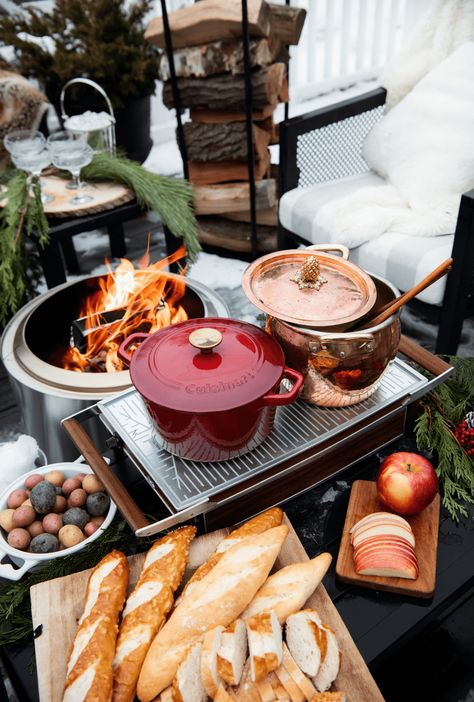 Create the Ultimate At-Home Après Ski Experience | Artful Living Magazine Lodge Party Theme, Apres Ski Dinner Party, Camping Themed Dinner Party, Alpine Dinner Party, Winter Outdoor Dinner Party, 80s Apres Ski Party, Apres Ski Baby Shower Ideas, Ski Chalet Party, Apres Ski Party Food