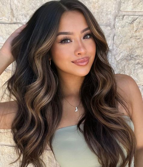 Caramel Blonde Face Framing Highlights on Black Hair Blond Închis, Rambut Brunette, Black Hair Balayage, Brown Hair Looks, Brown Hair Inspo, Fesyen Rambut, Brunette Hair With Highlights, Black Hair With Highlights, Vlasové Trendy