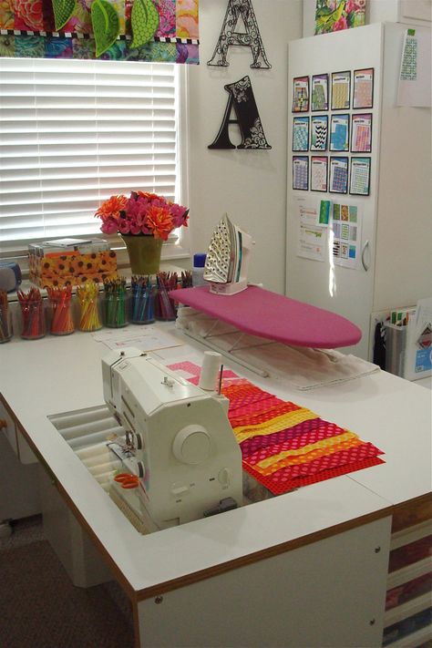 Craft room inspiration-I love the idea of havng my sewing machine face out into the room instead of having it face the wall! Sewing Studio Organization, Sewing Room Inspiration, Sewing Room Storage, Ironing Boards, Sewing Spaces, Sewing Room Design, Coin Couture, Dream Craft Room, Craft Room Design