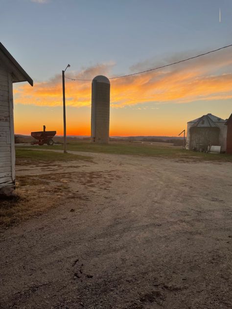 Tennessee Farm Aesthetic, Illinois Aesthetic Country, Midwestern Summer Aesthetic, Farmland Aesthetic, Illinois Countryside, Illinois Aesthetic, Farm Sunset, Aesthetic Farmhouse, Farm Aesthetic