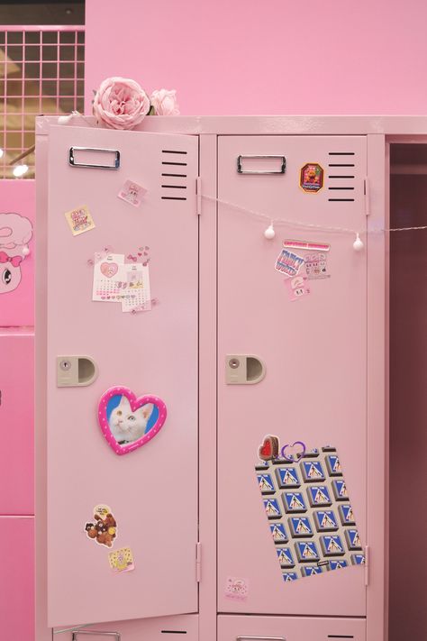 Pink Locker Aesthetic, Colorful School Aesthetic, Pink Classroom Aesthetic, Kawaii Locker, Pink Lockers, Locker Background, Magnetic Locker Wallpaper, Pink Locker, Pink Classroom