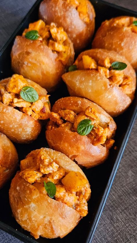 Vetkoek Recipe https://resepmamiku.com/en/vetkoek-ataleofsauceandspice South African Finger Foods, South African Snack Platter, Vetkoek Filling Ideas, South African Snacks, Vetkoek Recipe, African Snacks, Burger Ideas, Street Food Business, South African Dishes