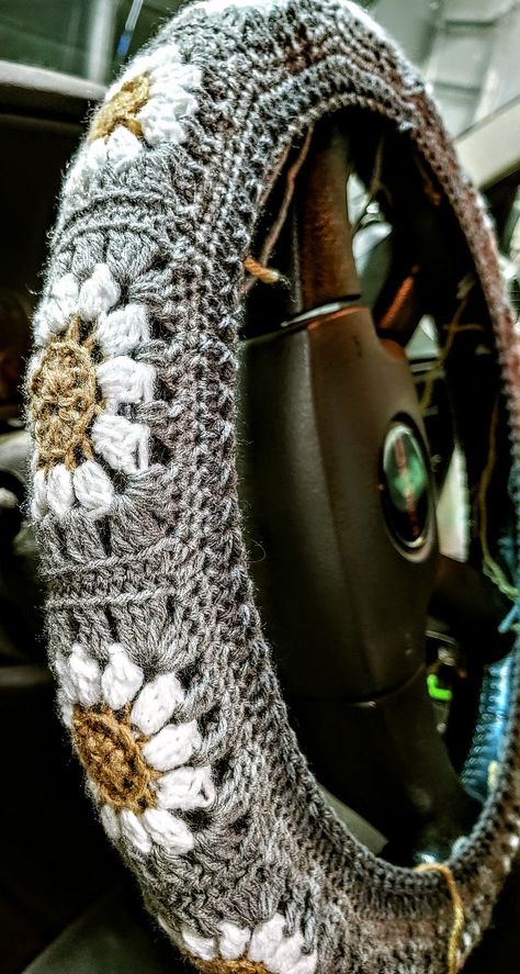 Free Pattern: Driving Me Daisy Steering Wheel Cover #crochet #handmade #diy #giftideas #freepattern #crochetpattern Easy Crochet Car Accessories, Steering Wheel Cover Diy, Crochet Steering Wheel, Practical Crochet, Crochet House, شال كروشيه, Crochet Car, Crochet Hook Set, Crochet Daisy