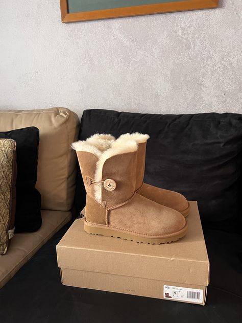 Bailey Button Uggs, Cute Uggs, Ugg Bailey Button, Ugg Bailey, Pretty Shoes, Cute Shoes, Chestnut, My Style, Boots