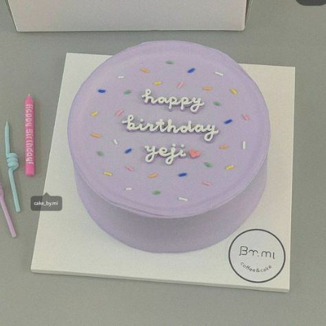 Cake Birthday Korea Simple Purple, Lilac Cake Aesthetic, Lavender Cake Aesthetic, Pastel Purple Birthday Cake, Purple Korean Cake, Pastel Purple Cake Aesthetic, Purple Cake Simple, Korean Bday Cake, Birthday Cake Lilac