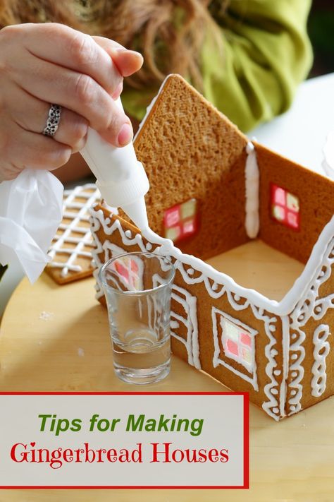 Wilton Gingerbread House Ideas, Easy Gingerbread House Decorating Ideas, Easy Gingerbread House Designs, Gingerbread House Ideas Easy, Gingerbread House Designs Ideas, Gingerbread House Easy, Cake Fondant Ideas, Making Gingerbread Houses, Homemade Gingerbread House