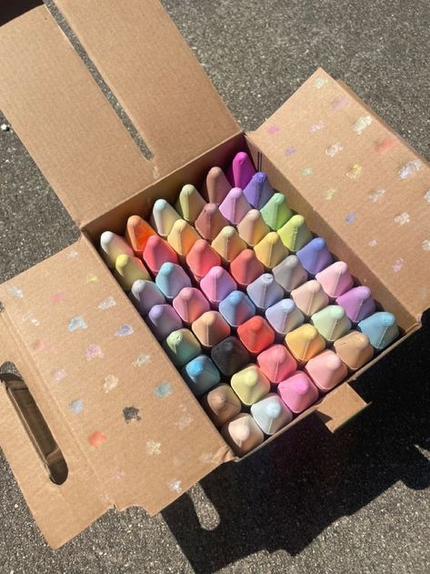 Chalk Art Aesthetic, Chalk Aesthetic, Aesthetic Chalk Art, Aesthetically Pleasing Pictures, Chalk Summer, Chalk Pictures, Kid Core Aesthetic, Chalk Artist, Colored Chalk