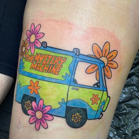 Scooby Doo Flash Tattoo, Simple Scooby Doo Tattoo, Mystery Machine Tattoo, Scooby Doo Tattoo Ideas, Scooby Doo Tattoo, Scooby Doo Cartoon, Horror Tattoos, Tiny Tats, Bright Tattoos