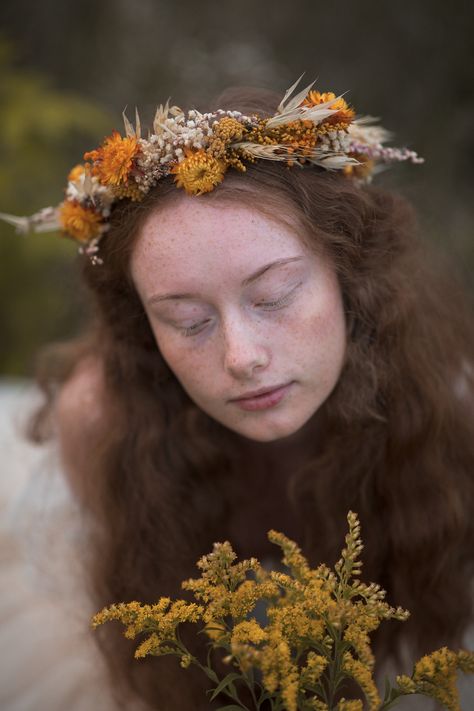 Autumn flower bridal wreath in ochre, orange and cream colours. The flower wreath is made of natural preserved and dried material, flowers, leaves, grass and other trinkets used for arranging. Photo: Michaela Durisova photography Model: Anit Peesh When stored in dry and dark place, our products last 10-15 years. We can also make you other matching accessories. Please message me for more information. :) ---------------------------------------------------------------- SHIPPING INFO For EU orders: Fall Flower Crown, Crown Bridal Hair, Autumn Accessories, Flower Head Wreaths, Bridal Hair Wreath, Flower Crown Bride, Bridal Wreath, Leaf Crown, Wreath Flower