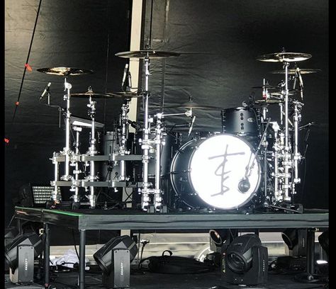 Drums Wallpaper, Drums Studio, Guitar Drawing, Drum Sets, Engine Room, Drum Kit, Drummers, Drum Kits, Drum Set