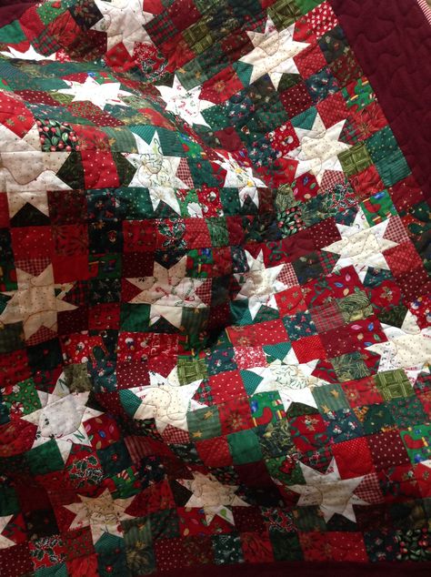 Christmas Stars Quilt is ready for a family. Christmas Scrap Quilts, Red And Green Quilts, Christmas Patchwork Quilt, Winter Quilt Patterns Free, Christmas Quilt Projects, Christmas Quilts Ideas, Christmas Quilt Ideas, Diy Christmas Quilt, Christmas Star Quilt