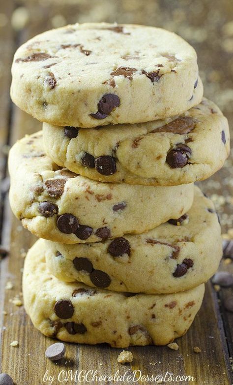 How many recipes I try, from time to time, I go back to the beautiful Peanut Butter Chocolate Chip Shortbread Cookies. For me and my family, this is one of the tastiest cookies recipes ever. Try them even once and you will understand what I'm talking about. Shortbread Chocolate, Chocolate Chip Shortbread, Chocolate Chip Shortbread Cookies, Shortbread Cookies Easy, Super Cookies, Shortbread Cookie Recipe, Peanut Butter Chocolate Chip, Peanut Butter Chocolate, Köstliche Desserts