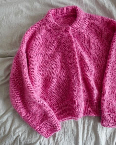 here’s a first look at the finished #majacardigan 🥹🌸💗 For our wardrobe it’s the perfect round neck cardigan staple & I‘m sure it will get worn so much once I decided on buttons - do you have any idea? I‘m really unsure wether I want dark or light colored buttons for this perfect pink we used both #ecopuno and #silkhair from @lanagrossa | Werbung, kindly gifted 🥰 #knit #knittingpattern #knitcardigan #pinkyarn #yarn #cardiganpattern #basicknit #knittingaddiction #knitting #pinkknit #mohair... Dark Pink Cardigan Outfit, Pink Cardigan Outfits, Small Knit Projects, Mohair Cardigan Outfit, Crochet Cardigan Pink, Knitting Cardigan Pattern, Cardigan Pattern Knitting, Knit A Cardigan, Gifts To Knit